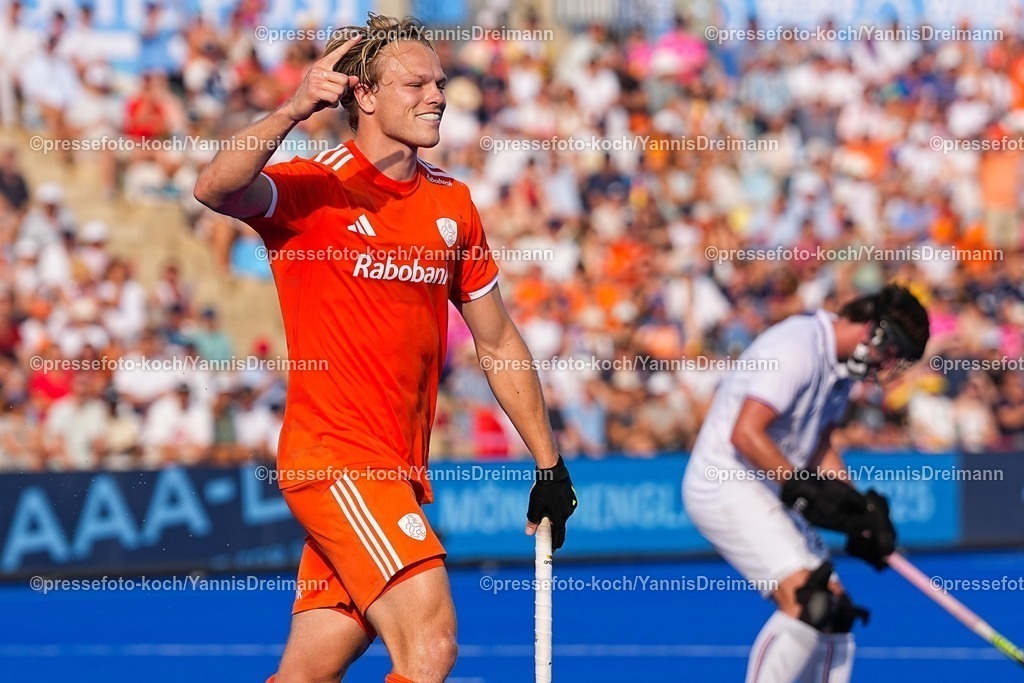 xydrx14082503014 | 14.08.2025, xydrx, Herren EuroHockey Championship 2025, Halbfinale, Niederlande - Frankreich, Sparkassenpark Mönchengladbach: Torjubel nach dem Tor zum 3:1 für die Niederländische Feldhockey Nationalmannschaft durch Torschütze Jip Janssen (NED #2)