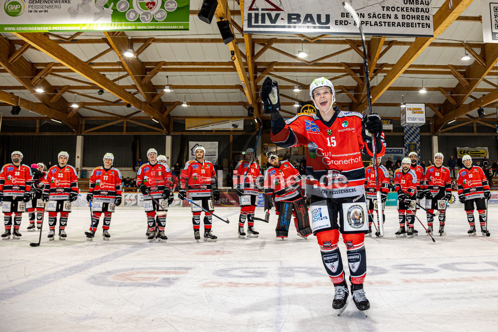 TSV Peißenberg Miners vs ESC River Rats Geretsried | Eishockey Bayernliga 2023/2024, TSV Peißenberg Miners vs ESC River Rats Geretsried,
Ryan MURPHY (Miners 15) feiert mit den Fans,
2023-10-15 in Peißenberg (Eisstadion)
15 Ryan MURPHY (Miners 15)
Copyright: WolfgangxLindner foto-lindner.de