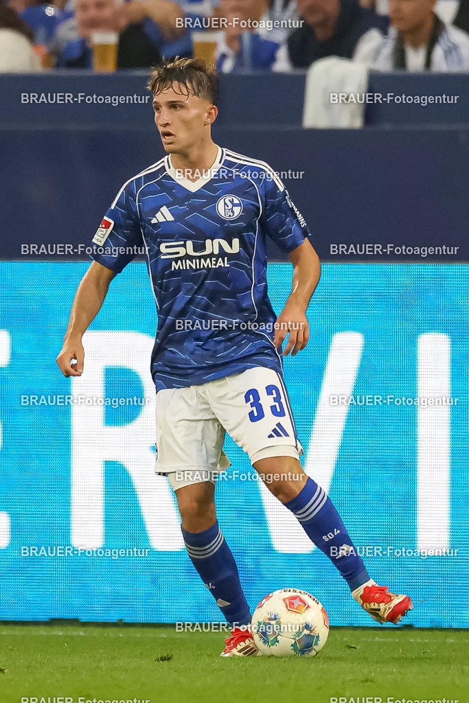 1_S04BER_20250801_1520.JPG -  - FC Schalke 04 - Hertha BSC Berlin - 2. Bundesliga | Gelsenkirchen, Deutschland, 01.08.25: Vitalie Becker (FC Schalke 04) in Aktion, am Ball, Einzelaktion waehrend des Spiels der 2. Bundesliga zwischen FC Schalke 04 - Hertha BSC Berlin in der Veltins-Arena am 01. August 2025 in Gelsenkirchen, Deutschland. (Foto von Stefan Brauer/Brauer-Fotoagentur)DFB/DFL REGULATIONS PROHIBIT ANY USE OF PHOTOGRAPHS AS IMAGE SEQUENCES AND/OR QUASI-VIDEO.