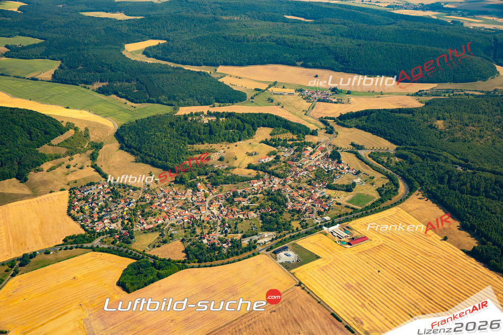 Die Luftaufnahme Henneburg - Meiningen wurde 2022 vom Flugzeug aus (keine Drohne) erstellt. Hohe Auflösung -für große Poster und Wandbilder geeignet - Garantiert!
