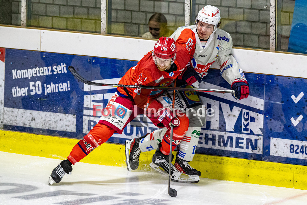 EC Peiting vs Heilbronner Falken | Eishockey Oberliga Süd 2023/2024, EC Peiting vs Heilbronner Falken,
Duell zwischen Sean MORGAN (ECP 58) und Vincent JIRANEK (HNF 12),
2023-10-06 in Peiting (Eisstadion)
58 Sean MORGAN (ECP 58), 12 Vincent JIRANEK (HNF 12)
Copyright: WolfgangxLindner foto-lindner.de