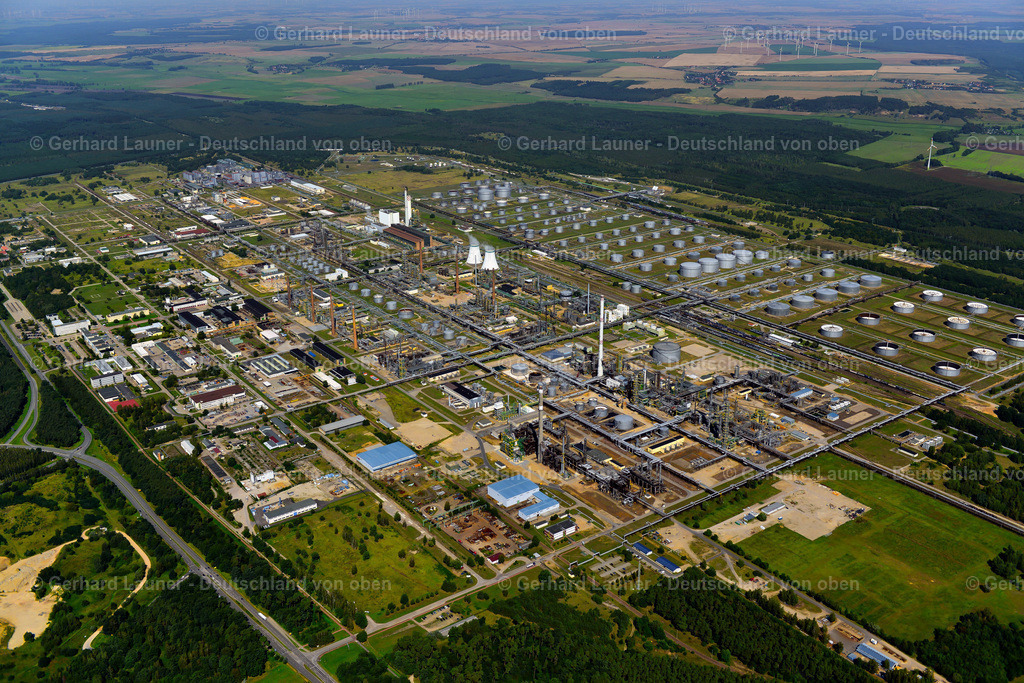 3637480 | SCHWEDT/ODER 25.08.2016 Geländes der PCK Raffinerie GmbH, ein Erdölverarbeitungswerk in Schwedt/Oder im Nordosten des Bundeslandes Brandenburg. Die Abkürzung PCK stand zu DDR- Zeiten für Petrolchemisches Kombinat, später für Petrolchemie und Kraftstoffe. Gesellschafter sind die Deutschland Oil GmbH, Ruhr Oel GmbH ( BP, PdVSA) und AET-Raffineriebeteiligungsgesellschaft mbH ( Total, Agip). Weiterführende Informationen bei: PCK Raffinerie GmbH. // Site of PCK Refinery GmbH, a petroleum processing plant in Schwedt / Oder in the northeast of the state of Brandenburg. Further information at: PCK Raffinerie GmbH. Foto: Gerhard Launer