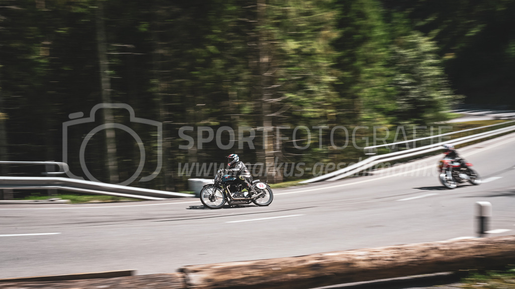 19. Arosa ClassicCar 2023 - 2. September 2023 | 19. Arosa ClassicCar 2023
Arosa, Schweiz
Bossart Rolf aus Hochdorf mit der Startnummer 7 auf einer Condor Jubilé Super Sport, Jahrgang 1932, in der Klasse Motorräder.
@arosaclassiccar, @arosa.official, #arosaclassiccar, #arosa, #76curves, #classiccar
Bild: Sportfotografie Markus Aeschimann | www.markus-aeschimann.ch - Realisiert mit Pictrs.com