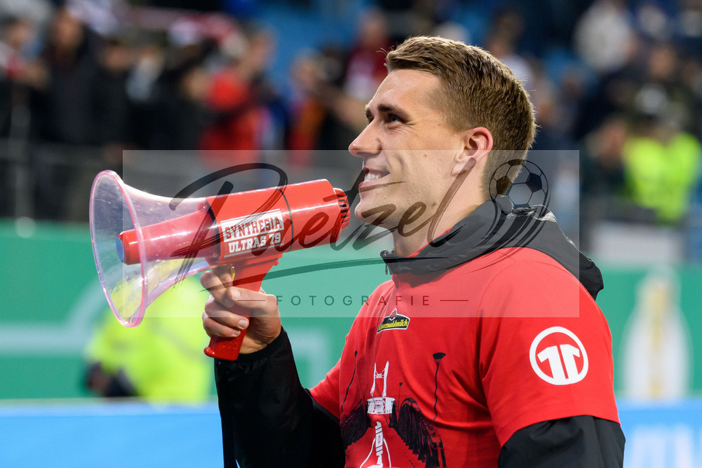 HSVSCF20220419_175 | Fussball, Herren: Nils Petersen (SC Freiburg) schaut beim DFB-Pokal-Halbfinalspiel zwischen Hamburger SV und SC Freiburg im Volksparkstadion am 19.04.2022 in Hamburg, Deutschland.DFB / DFL REGULATIONS PROHIBIT ANY USE OF PHOTOGRAPHS AS IMAGE SEQUENCES AND/OR QUASI-VIDEO. - Realisiert mit Pictrs.com