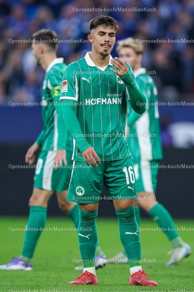 S0426092501104 | 25.09.2025, Fußball, FC Schalke 04 - SpVgg Greuther Fürth, 7.Spieltag, 2. Fußball Bundesliga, Veltins-Arena Gelsenkirchen, Saison 2025 2026: Aaron Keller&nbsp;(Greuther Fürth #16) enttäuscht Enttäuschung DFB regulations prohibit any use of photographs as image sequences and or quasi-video.