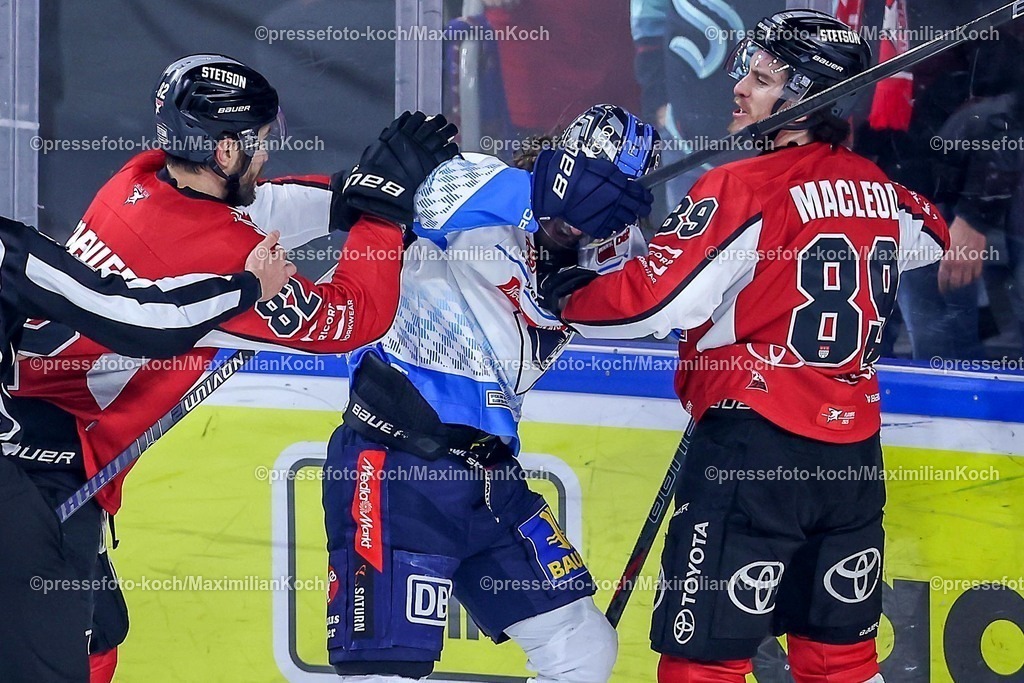 KEC04042501054 | 04.04.2025, Eishockey, DEL Play-offs, Kölner Haie - ERC Ingolstadt, Halbfinale Spiel 2, Lanxess-Arena Köln: Handgemenge Faustkampf Prügelei Wojciech Stachowiak (ERC Ingolstadt #19) kämpft gegen Alexandre Grenier (Kölner Haie #82) und Gregor MacLeod (Kölner Haie #89) zum Ende des ersten Drittel
