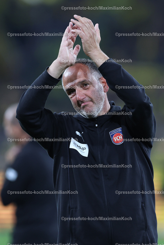 BVB13092401103 | 13.09.2024, 1. Fußball Bundesliga, Borussia Dortmund - 1. FC Heidenheim 1846, Signal Iduna Park, Saison 2024 2025: Trainer Frank Schmidt (Cheftrainer Heidenheim) bedankt sich bei den Fans für die UnterstützungDFB regulations prohibit any use of photographs as image sequences and or quasi-video.