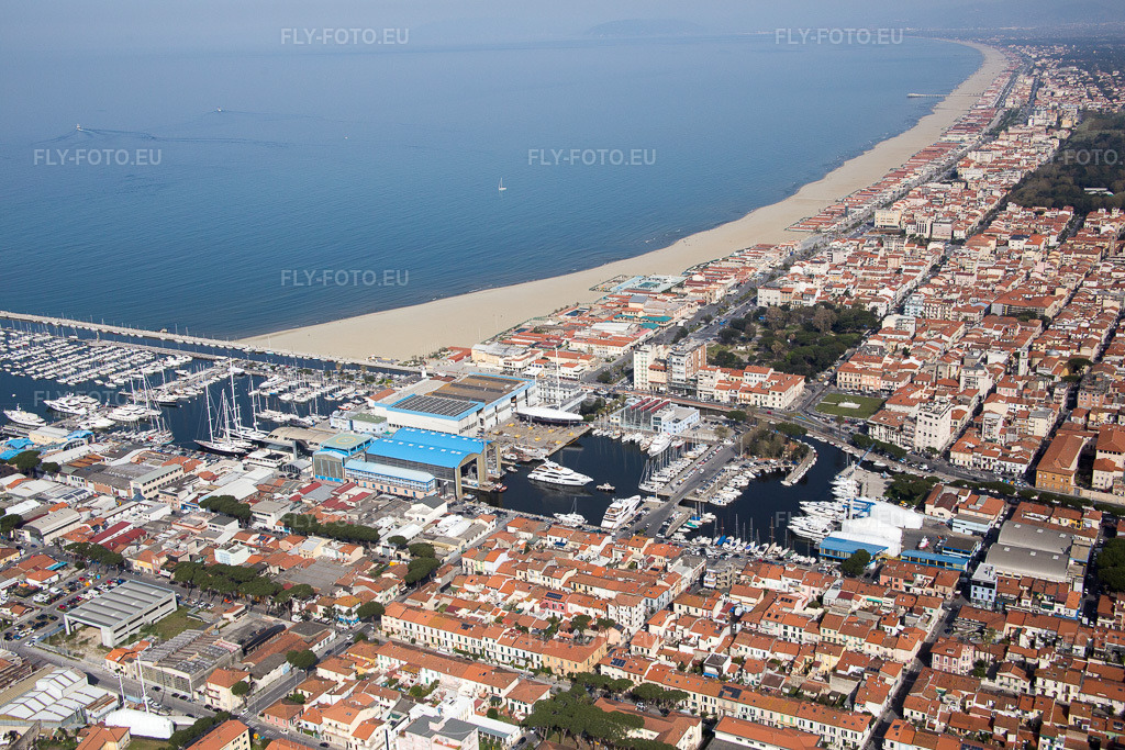 Vue aérienne: Vue de la ville à Viareggio dans le département Lucca, Italie. Photo: IMG_087060.jpg prise le 04/04/2016 par Werner Riehm/FLY-FOTO.eu – Résolution de l'original: 5472 x 3648 px