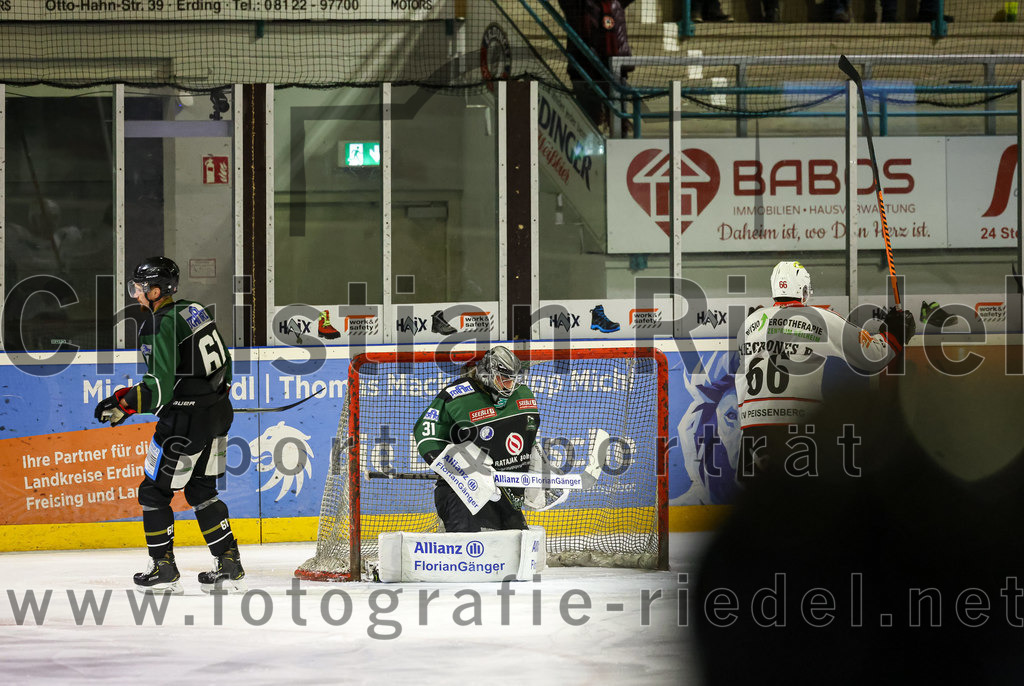 2022-11-04_028_Eishockey_TSV_Erding_gegen_TSV_Peissenberg | Erding, Deutschland, 04.11.2022:
Eishockey, Bayernliga 2022 / 2023, 10. Spieltag, TSV Erding gegen TSV Peißenberg, Endergebnis: 4:3

Roni Rukajärvi (Erding Gladiators, #61), Torwart Christoph Schedlbauer (Erding Gladiators, #31), Brett Mecrones (TSV Peissenberg, #66)

Foto: Christian Riedel / fotografie-riedel.net