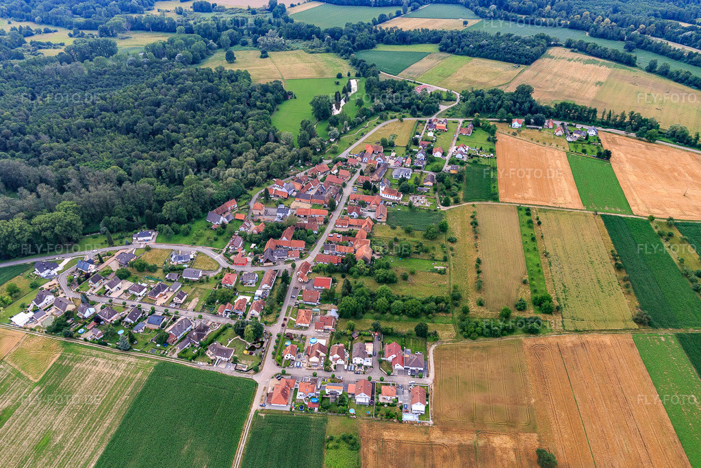 Luftbild: Ortsansicht von Süden in Kauffenheim im Bundesland Bas-Rhin in Frankreich. – Foto: IMG_107891.jpg vom 14.06.2018 durch Werner Riehm/FLY-FOTO.de – Auflösung des Originals: 5339 x 3559 px