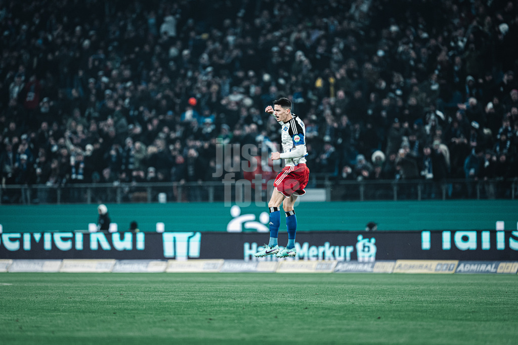 Fußball | Männer | Saison 2023/2024 | 2. Fußball-Bundesliga | 21. Spieltag | Hamburger SV vs. Hannover 96 | 09.02.2024 | Dennis Hadzikadunic (#5, HSV) jubelt nach seinem ersten Saisontor