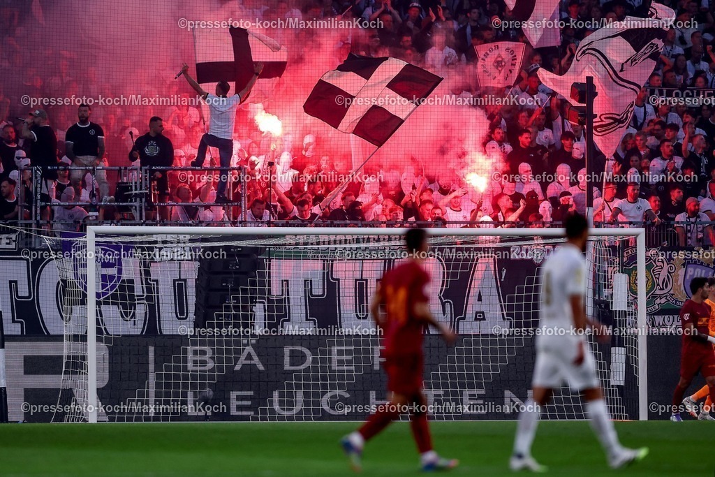 BMG02082501031 | 02.08.2025, Fußball, Borussia Mönchengladbach - FC Valencia, 125 Jahrfeier Jubiläumsspiel, Borussia-Park, Saison 2025 2026: Fans in der Nordkurve zünden bengalisches Feuer Bengalos Pyrotechnik in der Fankurve Fans Ultras DFB regulations prohibit any use of photographs as image sequences and or quasi-video.