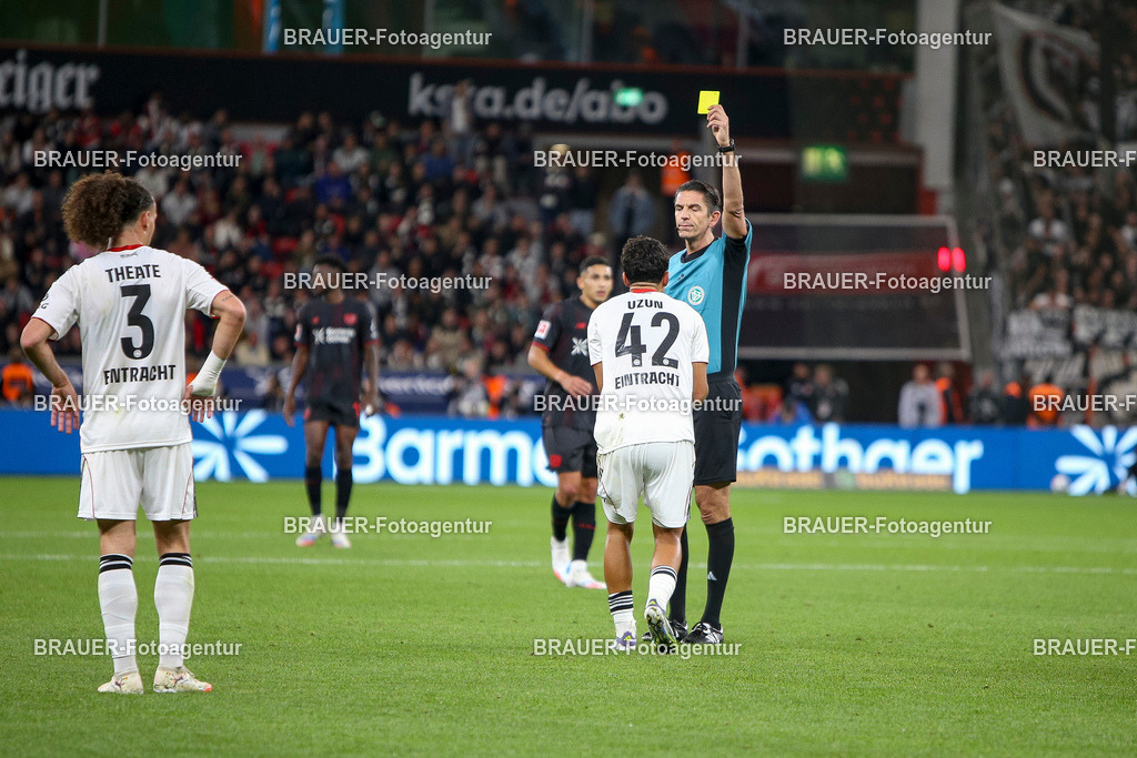 Bayer 04 Leverkusen vs Eintracht Frankfurt - Bundesliga  | Leverkusen, Deutschland, 12.09.25:   Can Yilmaz Uzun (Eintracht Frankfurt) erhaelt die gelbe Karte von Schiedsrichter Deniz Aytekin waehrend des Spiels der Bundesliga zwischen  Bayer 04 Leverkusen vs Eintracht Frankfurt in der BayArena(Foto von Brauer-Fotoagentur / Adrian Schlueter)