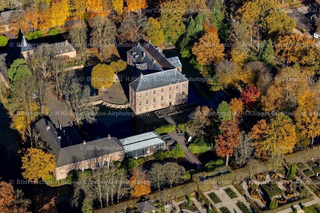 Luftbilder Arcen Limburg-7583 | Luftbildfotografie Herbstluftbild Wassergraben mit Wasserschloß Schloss Kasteeltuinen Arcen in Arcen in Limburg, Niederlande - Realisiert mit Pictrs.com