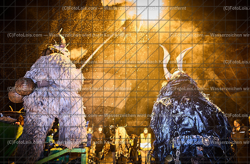 _ALP8476_NACHTderBALLONE_Lackenhof_Gaminger Oetscherteufel | ... mit dem Ballonsportclub Ötscherland aus Wieselburg, der Bergrettung Lackenhof mit einer Schauübung, der Perchtengruppe 'Gaminger Ötscherteufeln' und dem Musikverein Lackenhof,  So 28. Dezember 2025.       Einen wesentlichen Teil der Veranstaltung nahmen die 'Gaminger Ötscherteufeln' ein und machten aus dem Weitental vor der Ötscherlift-Talstation einen echten Hexenkessel.