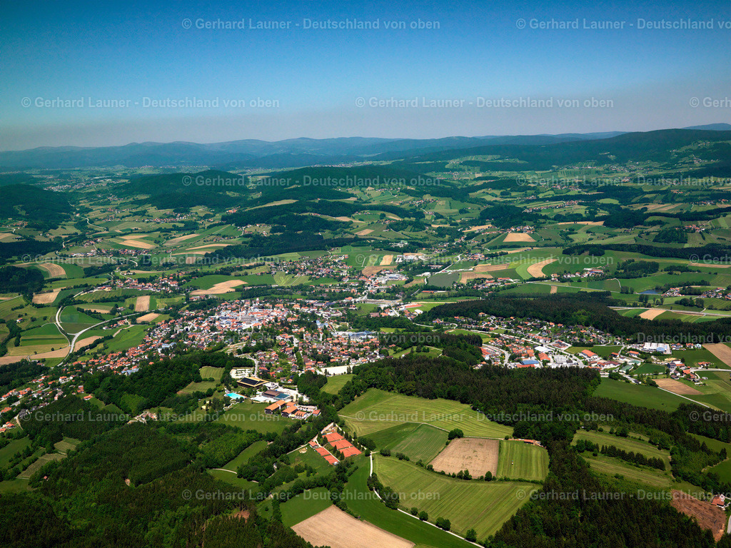 2724081 | WALDKIRCHEN 19.05.2007 Stadtgebiet mit Außenbezirken und Innenstadtbereich am Rand von landwirtschaftlichen Feldern und Ackerflächen in Waldkirchen im Bundesland Bayern, Deutschland // Urban area with outskirts and inner city area on the edge of agricultural fields and arable land in Waldkirchen in the state Bavaria, Germany Foto: Gerhard Launer