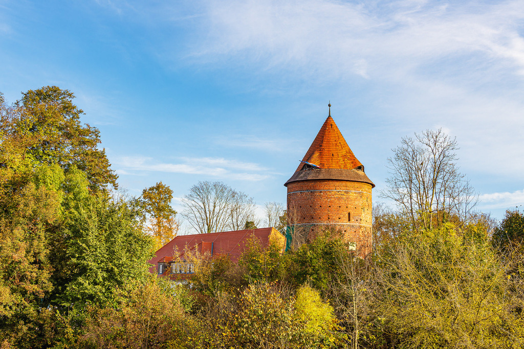 Burg und Bäume in der Stadt Plau am See | Burg und Bäume in der Stadt Plau am See.
