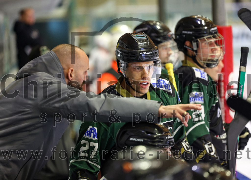 2022-11-04_006_Eishockey_TSV_Erding_gegen_TSV_Peissenberg | Erding, Deutschland, 04.11.2022:
Eishockey, Bayernliga 2022 / 2023, 10. Spieltag, TSV Erding gegen TSV Peißenberg, Endergebnis: 4:3

Teamchef Felix Schütz (Erding Gladiators), Mark Waldhausen (Erding Gladiators, #27)

Foto: Christian Riedel / fotografie-riedel.net