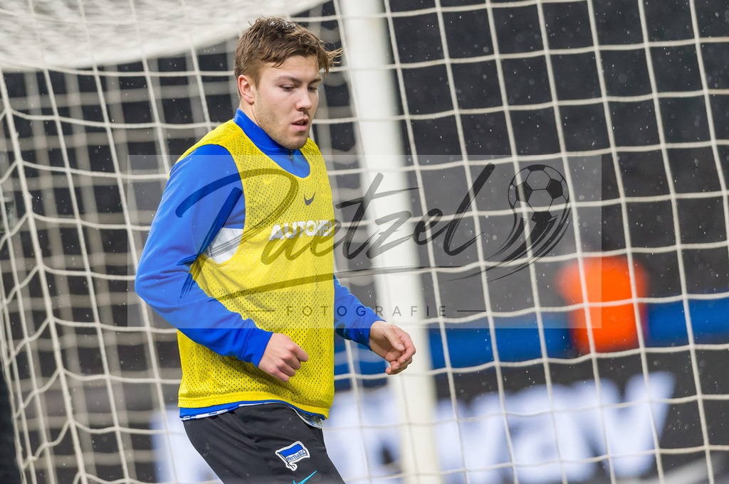 HERBOC20220204_276 | Fussball, Herren: Fredrik Andre Bjoerkan (Hertha BSC) schaut bei dem Spiel der 1. Bundesliga zwischen Hertha BSC und VfL Bochum im Olypiastadion am 04.02.2022 in Berlin, Deutschland.DFB / DFL REGULATIONS PROHIBIT ANY USE OF PHOTOGRAPHS AS IMAGE SEQUENCES AND/OR QUASI-VIDEO. - Realisiert mit Pictrs.com