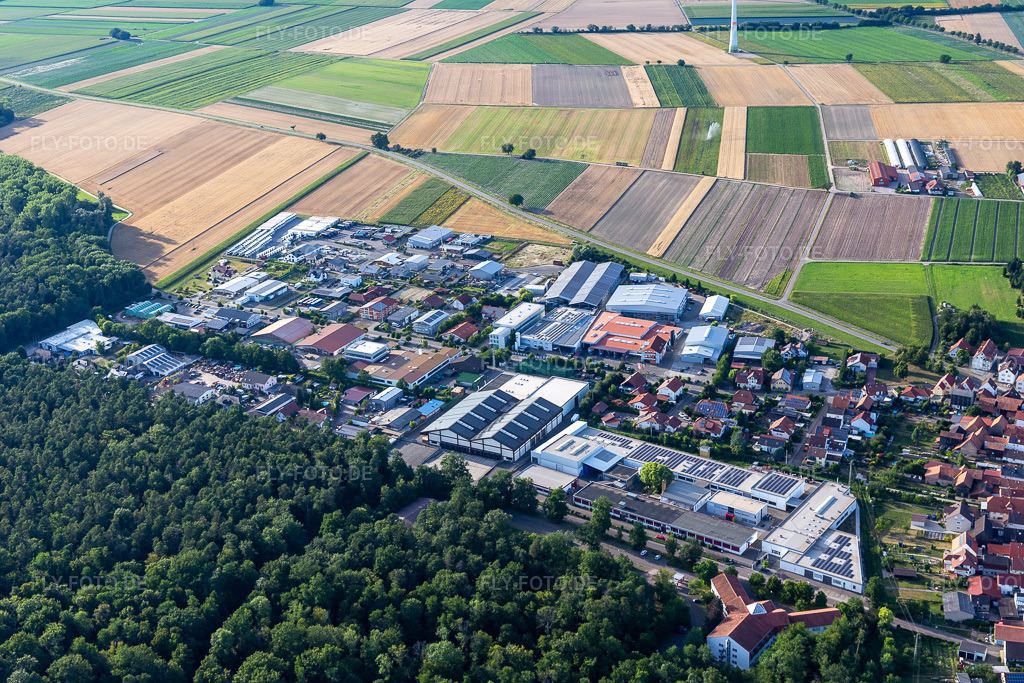 Luftbild: Gewerbegebiet Im Gereut in Hatzenbühl im Bundesland Rheinland-Pfalz in Deutschland.Foto: IMG_133397.jpg vom 12.07.2022 durch Werner Riehm/FLY-FOTO.deAuflösung des Originals: 5472 x 3648 pxHatzenbühl – Das Tabakdorf in der Südpfalz