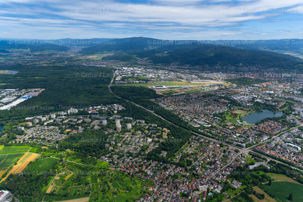 4032957 | LANDWASSER 30.06.2020 Stadtgebiet mit von Wald- und Forstflächen umsäumten Außenbezirken und Innenstadtbereich in Landwasser im Bundesland Baden-Württemberg, Deutschland // Urban area with outskirts and inner city area surrounded by woodland and forest areas in Landwasser in the state Baden-Wuerttemberg, Germany Foto: Gerhard Launer
