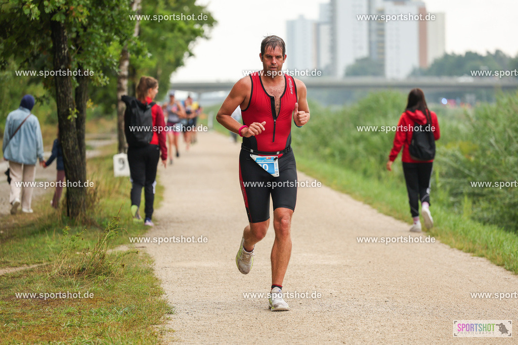 LUR_1946 | 34. M-net Erlanger Triathlon 2025 #erlangertriathlon  #mnettriathlon2025 #mnettriathlon #team #olympischedistanz #mitteldistanz #triathlon #maindonaukanal  #erlangertriathlon2025 #yourpictrs #tv1848 #tv1848erlangen  #triathlonbayern #sportinerlangen #demsportverbunden #sportshot_your_pictrs Copyright: www.sportshot.de