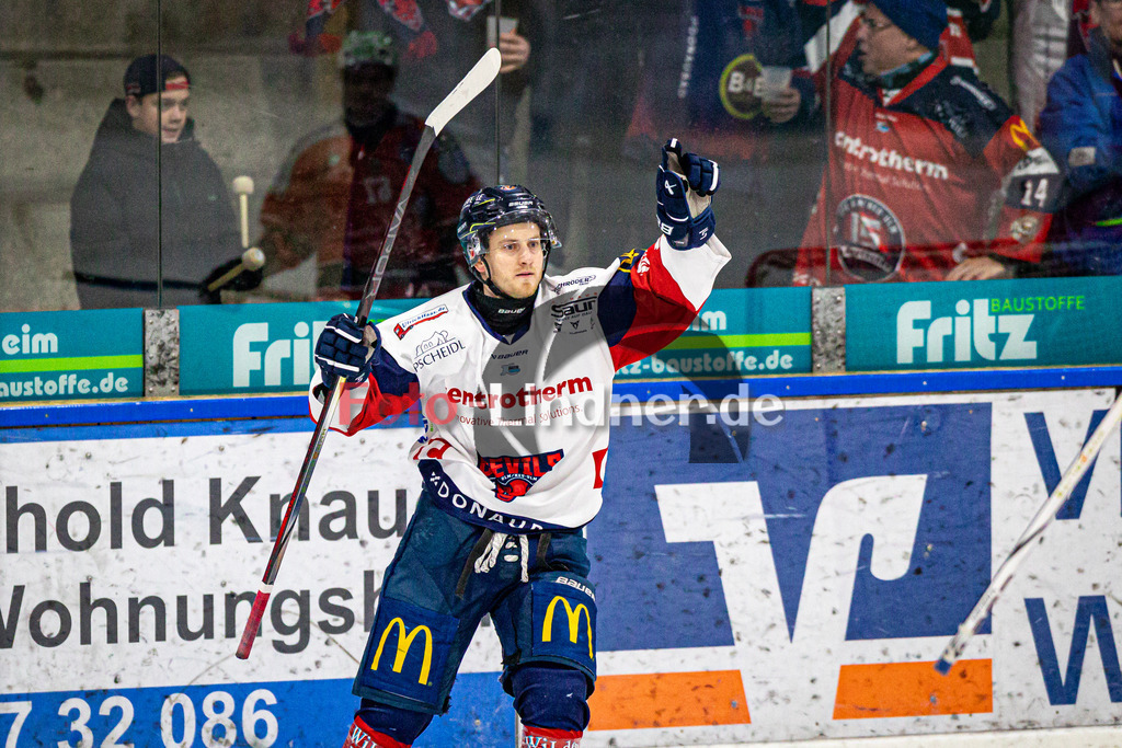 TSV Peißenberg MINERS gegen VfE Ulm/Neu Ulm DEVILS | Eishockey Bayernliga Herren Vorrunde 2024/25, TSV Peißenberg MINERS gegen VfE Ulm/Neu Ulm DEVILS, 20250105,Torjubel Dominik SYNEK (DEVILS 14),2025-01-05 in Peißenberg (Eisstadion Peißenberg)Dominik SYNEK (DEVILS 14)Copyright: WolfgangxLindner foto-lindner.de