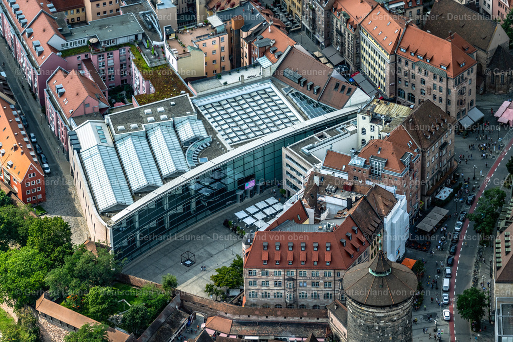 4047391 | NüRNBERG 21.08.2021 Museum- und Ausstellungs- Gebäude- Ensemble "Neues Museum - Staatliches Museum für Kunst und Design Nürnberg" am Klarissenplatz - Luitpoldstraße im Ortsteil Altstadt - Sankt Lorenz in Nürnberg im Bundesland Bayern, Deutschland.