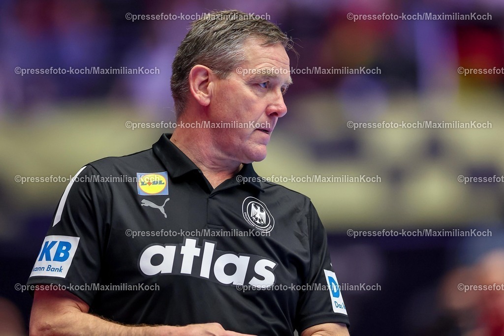 EHF19012602153 | 19.01.2026, Handball, Men's EHF EURO 2026, Deutschland - Spanien, Jyske Bank Boxen in Herning, Dänemark, Preliminary Round: Headcoach Alfred Gislason (Germany #hc) gestikulierend am Spielfeldrand  