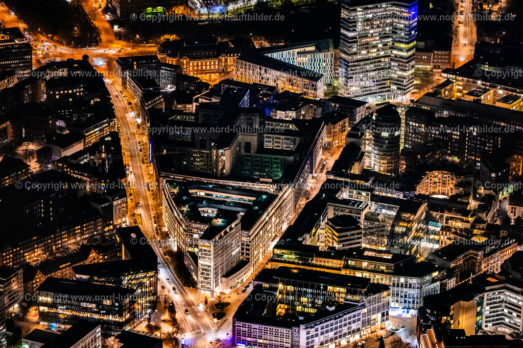 Hamburg_Spinger_Verlag_Stadthausbrücke_Nachtaufnahme_ELS_7154060325 | HAMBURG 06.03.2025 Nacht- Lichter und Beleuchtung Innenstadt im Stadtgebiet der Neustadt mit dem Axel-Springer-Haus in Hamburg, Deutschland. // Night lighting city center in the urban area of a??a??Neustadt with the Axel-Springer-Haus in Hamburg, Germany. Foto: Martin Elsen