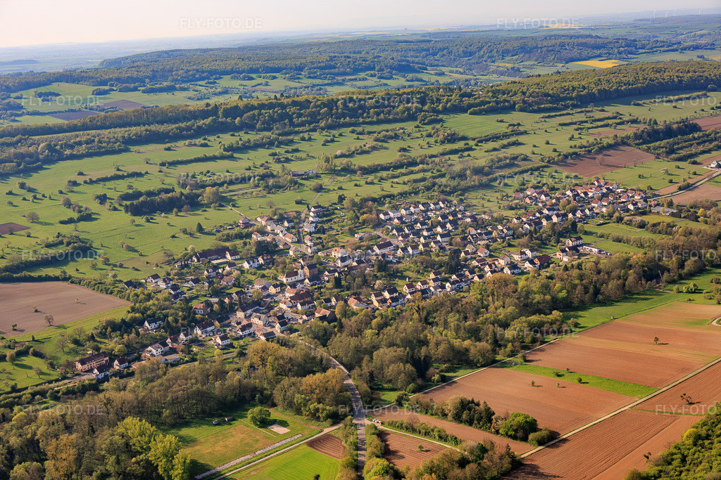 Luftbild: Ortsansicht aus Norden im Ortsteil Bliesdalheim in Gersheim im Bundesland Saarland in Deutschland.Foto: IMG_154496.jpg vom 18.04.2026 durch Werner Riehm/FLY-FOTO.deAuflösung des Originals: 6000 x 4000 px