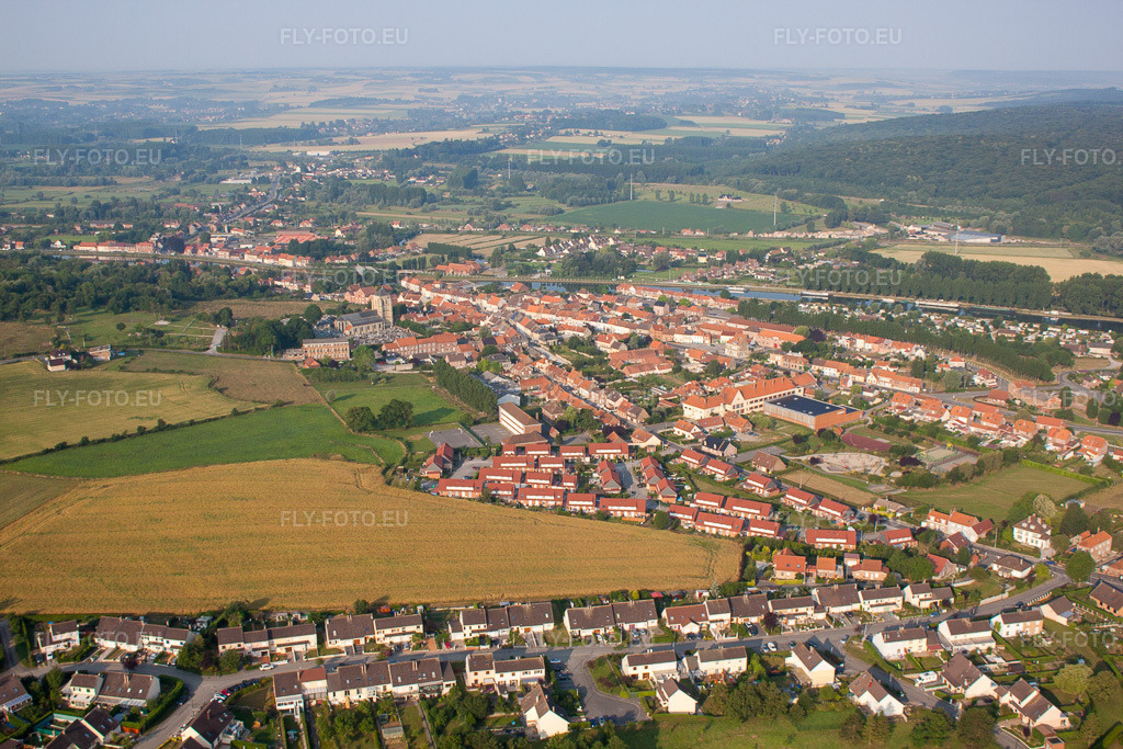 Vue aérienne: Vue de la ville à Watten dans le département Nord, France – .Photo: IMG_58898.jpg prise le 22/07/2013 par Werner Riehm/FLY-FOTO.eu – Résolution de l'original: 4752 x 3168 px