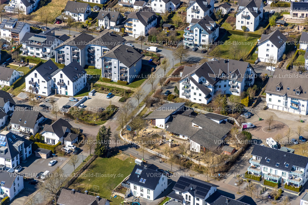 Brilon220303145 | Luftbild, kath. Familienzentrum und Kindergarten St. Maria im Eichholz, Brilon, Sauerland, Nordrhein-Westfalen, Deutschland