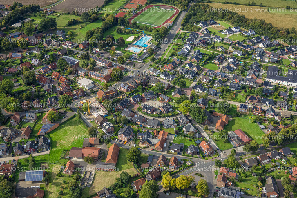 Haltern230905739 | Luftbild, Sportplatz TuS Sythen von 1923, Freibad, KIndergarten und Baustelle mit Neubau Feuerwehrhaus, Wohnsiedlung Brinkweg, Sythen, Haltern am See, Ruhrgebiet Münsterland, Nordrhein-Westfalen, Deutschland