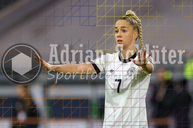 Deutschland vs Frankreich - Halbfinale - UEFA Women's Nations League | Düsseldorf, Deutschland, 24.10.25:   Giulia Gwinn ( Deutschland ) gestikuliert, Gestik waehrend des Halbfinals der UEFA Women's Nations League zwischen Deutschland vs Frankreich in der Merkur-Spiel-Arena(Foto von Brauer-Fotoagentur / Adrian Schlueter)
