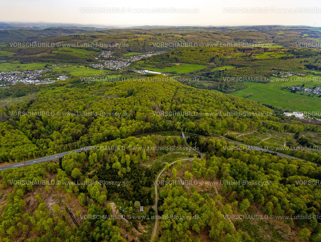 Burbach240502372GrosserStein | Luftbild, Waldgebiet und NSG Naturschutzgebiet Großer Stein mit Bundesstraße B54, Waldschäden, Hügel und Täler mit Wohngebieten, Holzhausen, Burbach, Nordrhein-Westfalen, Deutschland