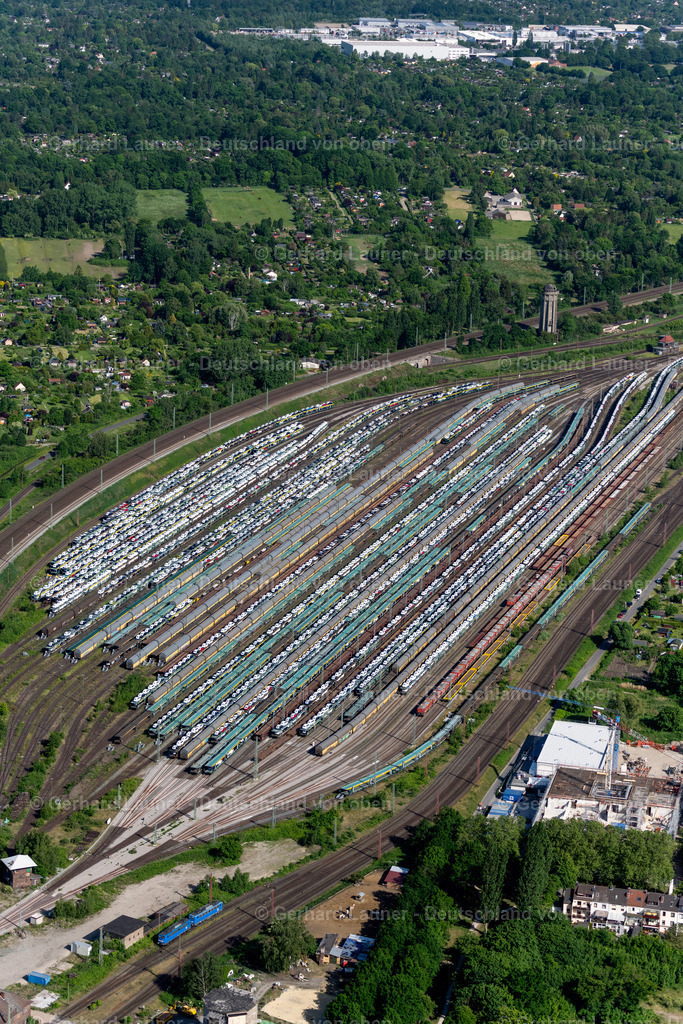 4030109 | BREMEN 01.06.2020 Schienen- und Gleisstrecken auf den Abstellgleisen und Rangierstrecken des Rangierbahnhofes und Güterbahnhof mit Auto- und Neuwagentransporten in Bremen, Deutschland. // Marshalling yard and freight station with car and new car transport in Bremen, Germany. Foto: Gerhard Launer