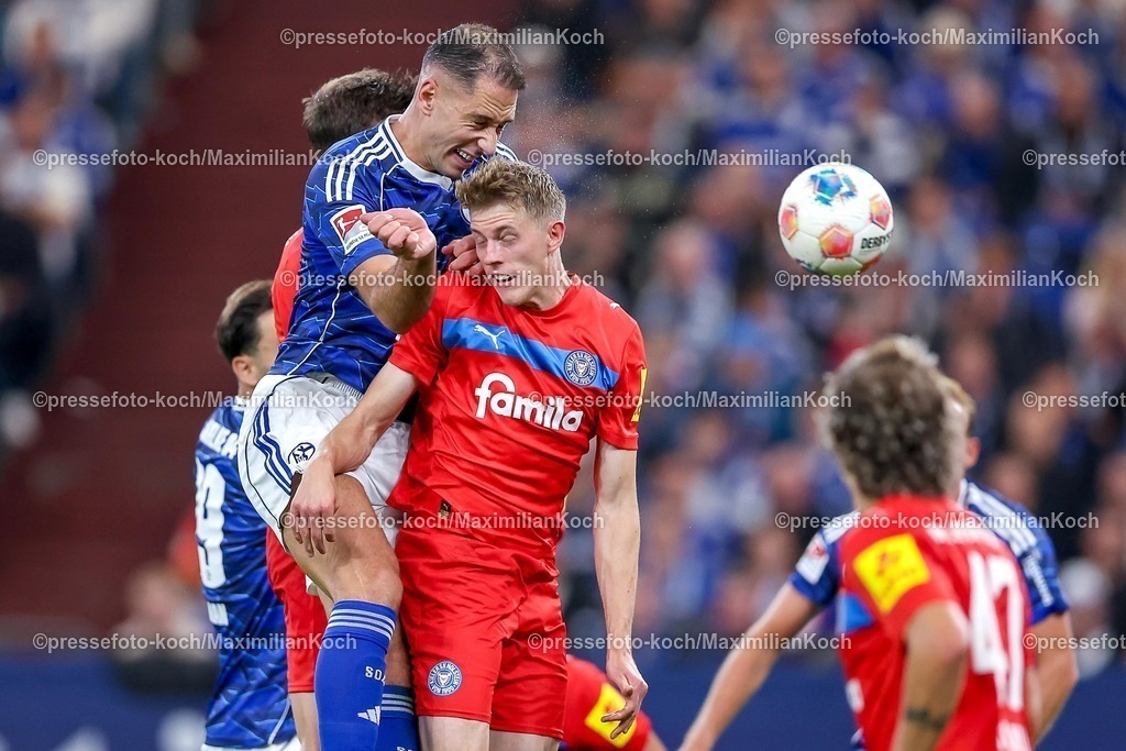 S0413092501136 | 13.09.2025, Fußball, FC Schalke 04 - Holstein Kiel, 5.Spieltag, 2. Fußball Bundesliga, Veltins-Arena Gelsenkirchen, Saison 2025 2026: Nikola Katic&nbsp;(Schalke04 #25) im Zweikampf gegen  Alexander Bernhardsson&nbsp;(Holstein Kiel #11) Kopfball Kopfballduell DFB regulations prohibit any use of photographs as image sequences and or quasi-video.