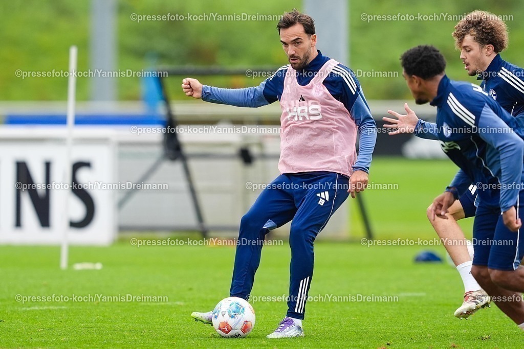 xYDR08102501060 | 08.10.2025, xydrx, Fußball, Öffentliches Training FC Schalke 04: Kenan Karaman (FC Schalke 04 #19)
