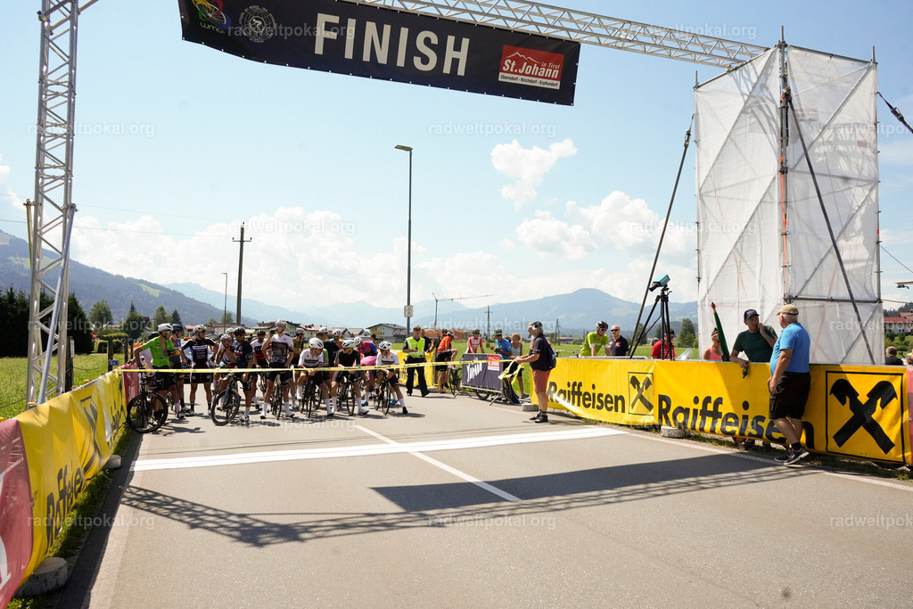 78_20230817_Bewerb_Maenner_Muehlanger | AUT - OESTERREICH, 2023-08-16: SPORT RENNRAD-FAHREN - 55. INTERNATIONALER RADWELTPOKAL IN ST. JOHANN IN TIROL  - Vintage-Radrennen mit WM-Bronze-Medaillen-Siegerin Christina Schweinberger, den Teilnehmer und Alexander Baumann (vom Orginastions-Team) - TAG 2 BEWERB MAENNER IN SECHS GRUPPEN  ; Foto: Roland Muehlanger