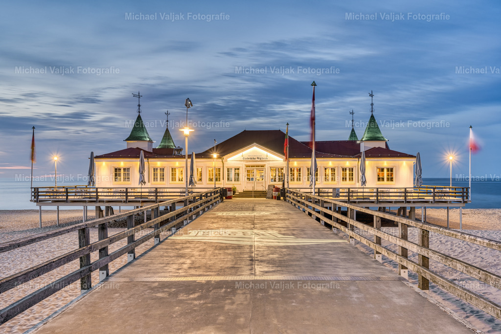 Seebrücke Ahlbeck auf Usedom am Abend | Blick auf die beleuchtete Seebrücke in Ahlbeck auf Usedom. Erbaut wurde sie im Jahr 1898 und ist die älteste Seebrücke in Deutschland. Sie ist Wahrzeichen, Restaurant, Bar, Kulturstätte, Eventlocation, Hochzeitslocation und eines der beliebtesten Fotomotive von Ahlbeck.  - Realisiert mit Pictrs.com