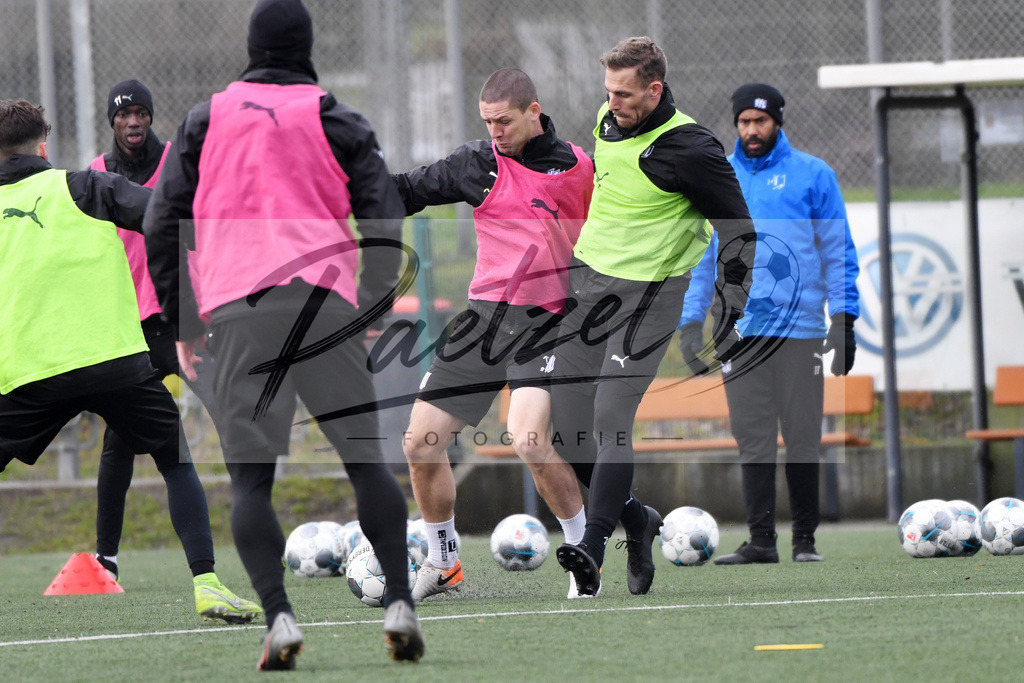 20200203_TRAOSN_0015 | Fußball, Herren: Adam Susac (VfL Osnabrueck) und Maurice Trapp (VfL Osnabrueck) im Zweikampf waehrend der Trainingseinheit des VfL Osnabrueck im Sportpark Illoshoehe am 03.02.2020 in Osnabrueck, Deutschland. - Realisiert mit Pictrs.com