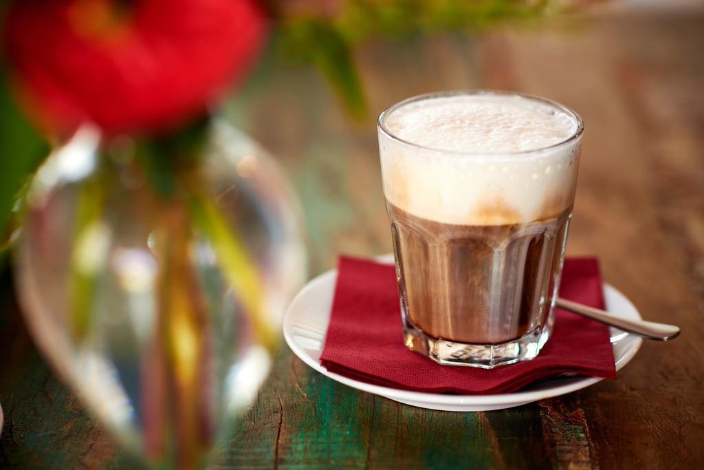 Cafebrennerei Franze | Wien, Austria - August 08, 2019: Cafebrennerei Franze am Kutschkermarkt; ein Freddo auf dem Tisch stehend. - Realisiert mit Pictrs.com