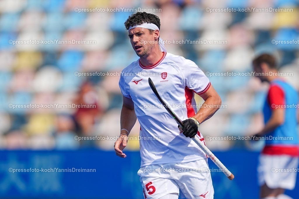 xydrx12082501002 | 12.08.2025, xydrx, Herren EuroHockey Championship 2025, Gruppenphase, Gruppe B, Frankreich - England, Sparkassenpark Mönchengladbach: Phil Roper (Englische Feldhockey Nationalmannschaft #15)