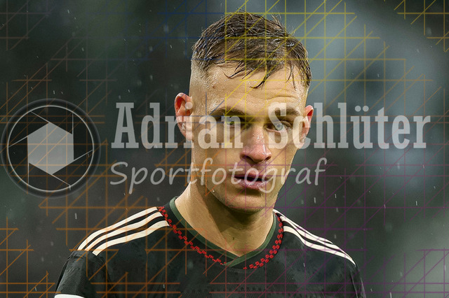 Borussia Mönchengladbach vs FC Bayern München - Bundesliga  | Mönchengladbach, Deutschland, 25.10.25:   Joshua Kimmich (FC Bayern München) schaut waehrend des Spiels der Bundesliga zwischen Borussia Mönchengladbach vs FC Bayern München im Stadion im Borussia Park(Foto von Brauer-Fotoagentur / Adrian Schlueter)