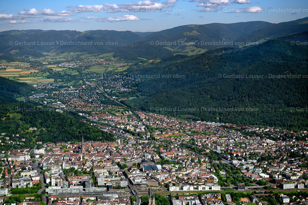4034094 | ALTSTADT 30.06.2020 Stadtgebiet mit von Wald- und Forstflächen umsäumten Außenbezirken und Innenstadtbereich in Altstadt im Bundesland Baden-Württemberg, Deutschland // Urban area with outskirts and inner city area surrounded by woodland and forest areas in Altstadt in the state Baden-Wuerttemberg, Germany Foto: Gerhard Launer