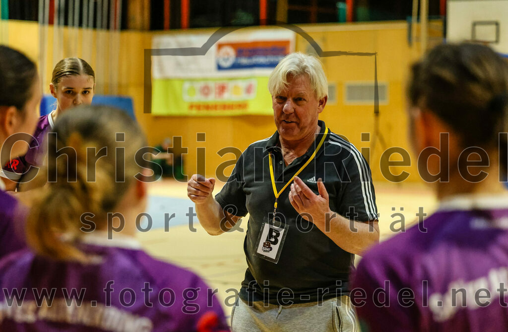 2024-02-10_073_SpVgg_Altenerding_gegen_SVA_Palzing | Erding, Deutschland, 10.02.2024:
Handball, Bezirksoberliga Frauen Altbayern 2023 / 2024, 14. Spieltag, SpVgg Altenerding gegen SVA Palzing, Endergebnis: 27:28

Trainer Lutz Augner (SpVgg Altenerding)

Foto: Christian Riedel / fotografie-riedel.net
