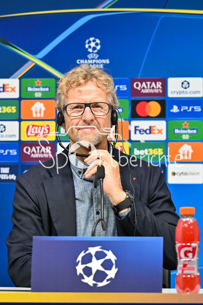 Paphos FC - FC Bayern München | im Bild Dieter NICKLES Pressesprecher des FC Bayern Muenchen auf der Pressekonferenz vor dem Spiel in Pafos / Einzelfoto / Freisteller