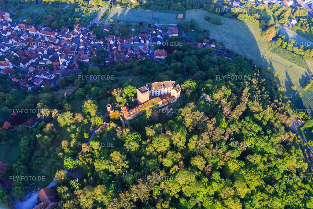Burg und Burgpark Gamburg über dem gleichnamigen Ort im Taubertal http://www.burg-gamburg.de/ | Luftbild: Burg und Burgpark Gamburg über dem gleichnamigen Ort im Taubertal http://www.burg-gamburg.de/ im Ortsteil Gamburg in Werbach im Bundesland Baden-Württemberg in Deutschland. Foto: IMG_146254.jpg vom 10.05.2025 durch Werner Riehm/FLY-FOTO.de - Realisiert mit Pictrs.com