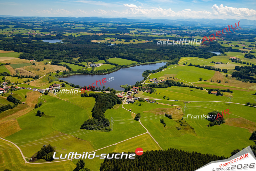 Das Luftbild zeigt : Metzisweiler Weiher Bad Wurzach - Die Luftaufnahme wurde 2024 vom UL-Flugzeug aus erstellt ( keine Drohne ) - Hochauflösende Luftaufnahme - Für grossformatige Ausdrucke geeignet. Die Geschenkidee !Mit Lizenz und Bildrechte bestellbar